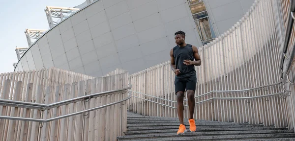Selbstbewusster Afrikaner Sportkleidung Sieht Konzentriert Aus Während Freien Eine Treppe — Stockfoto