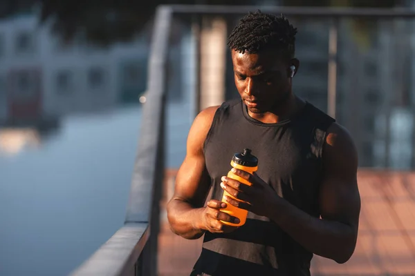 Junger Afrikaner Sportkleidung Hält Wasserflasche Der Hand Während Sich Nach — Stockfoto