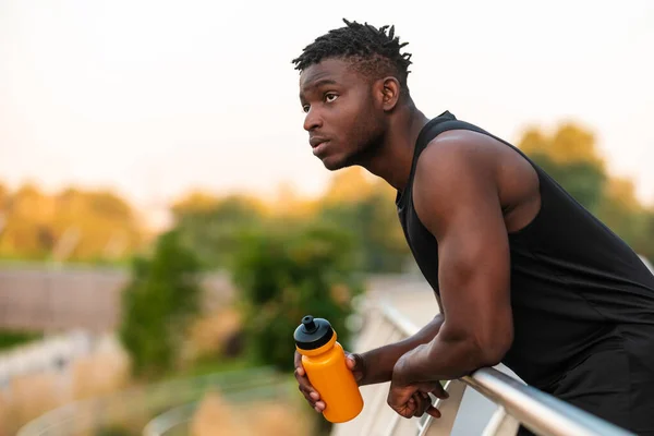 Müder Afrikaner Sportbekleidung Hält Wasserflasche Der Hand Während Sich Nach — Stockfoto