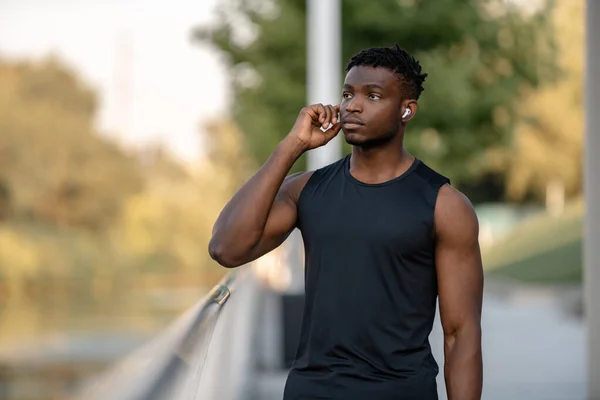 Fröhlicher Afrikanischer Mann Sportbekleidung Der Während Des Trainings Freien Seine — Stockfoto