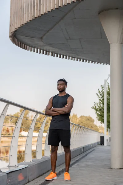 Volledige Lengte Van Zelfverzekerde Afrikaanse Man Sportkleding Met Een Pauze — Stockfoto