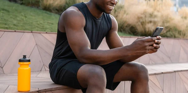 Nahaufnahme Eines Glücklichen Afrikaners Sportbekleidung Mit Smartphone Während Einer Trainingspause — Stockfoto