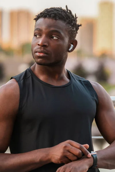 Selbstbewusster Afrikaner Sportbekleidung Mit Smartwatch Beim Sport Training Freien — Stockfoto