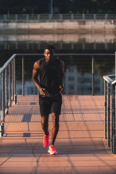 Knappe Jonge Afrikaanse Man Sportkleding Genieten Van Zijn Ochtend Joggen — Stockfoto