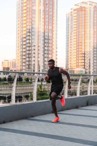 Selbstbewusster Junger Afrikaner Sportkleidung Genießt Seinen Morgendlichen Jogging Alltag Freien — Stockfoto