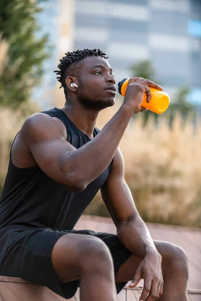 Schöner Afrikaner Sportkleidung Trinkt Wasser Während Sich Nach Dem Training — Stockfoto