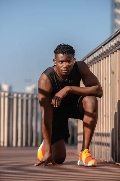 Jonge Afrikaanse Atleet Sportkleding Staande Startpositie Tijdens Voorbereiding Buiten Lopen — Stockfoto