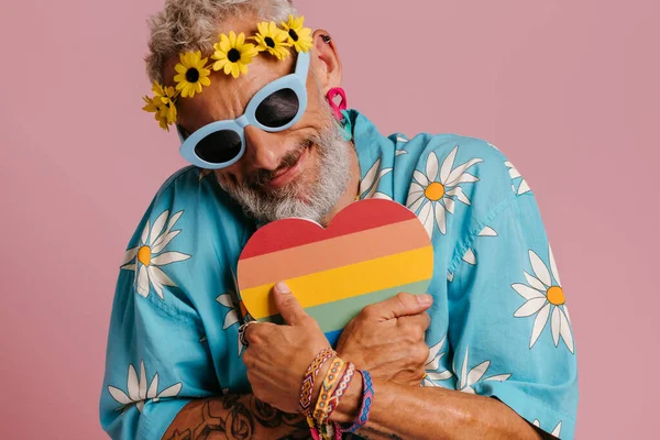 Starší Gayové Květinové Věnec Objímající Srdce Tvaru Duhy Vlajka Růžovém — Stock fotografie