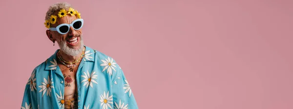 Cool Senior Muž Stylové Košili Květinový Věnec Hlavě Úsměvem Růžovém — Stock fotografie