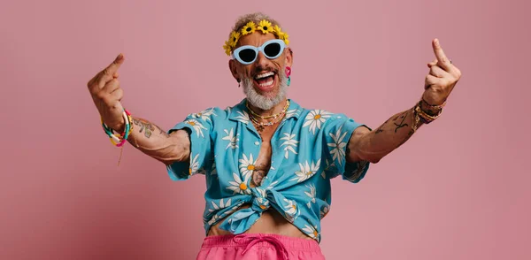 Cool Senior Man Stijlvolle Shirt Bloemenkrans Gebaren Glimlachen Tegen Roze — Stockfoto