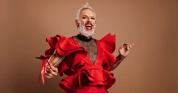 Hravý Gay Muž Korunou Hlavě Sobě Krásné Červené Šaty Proti — Stock fotografie
