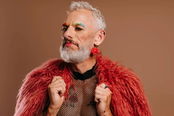 Retrato Maduro Gay Homem Com Arco Íris Colorido Sobrancelhas Vestindo — Fotografia de Stock