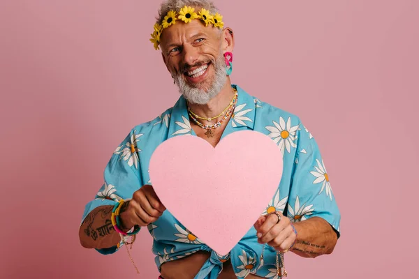 Šťastný Zralý Gay Muž Květinovém Věnci Drží Tvar Srdce Usmívá — Stock fotografie