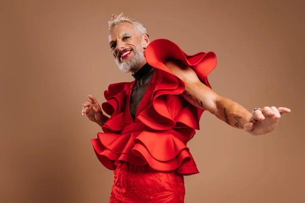 Šťastný Gay Muž Korunou Hlavě Nosí Krásné Červené Šaty Tanec — Stock fotografie