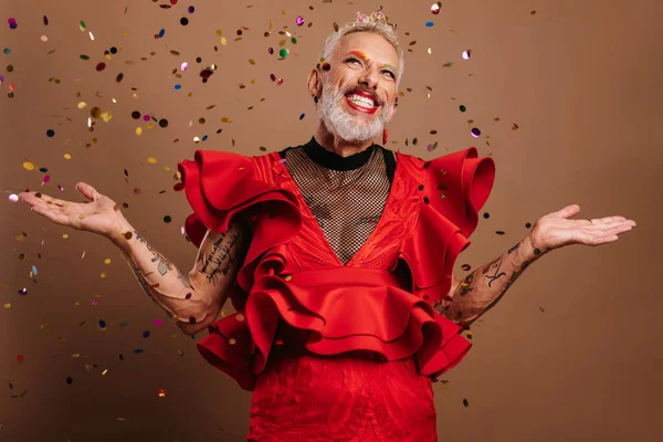 Šťastný Gay Muž Krásných Červených Šatech Gestikulace Zatímco Konfety Létání — Stock fotografie