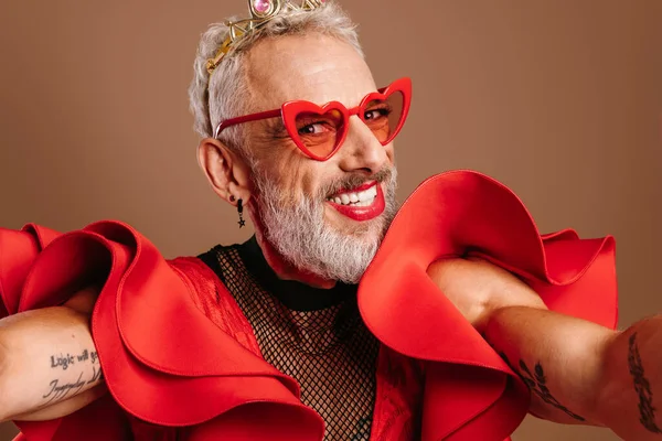 Heureux Mature Gay Homme Dans Belle Rouge Robe Faire Autoportrait — Photo