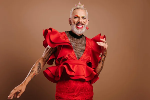 Persona Transgénero Feliz Con Corona Cabeza Vistiendo Hermoso Vestido Rojo — Foto de Stock