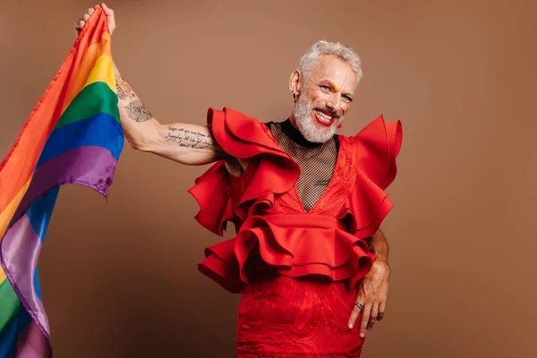 Gelukkig Volwassen Gay Man Mooi Rood Jurk Zwaaien Regenboog Vlag — Stockfoto