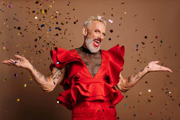 Fröhlicher Schwuler Mann Schönem Roten Kleid Gestikuliert Während Konfetti Vor — Stockfoto