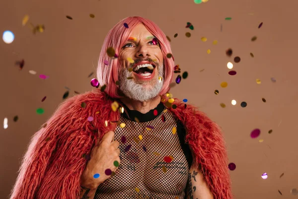 Feliz Gay Hombre Rosa Peluca Mirando Colorido Confeti Volando Alrededor — Foto de Stock