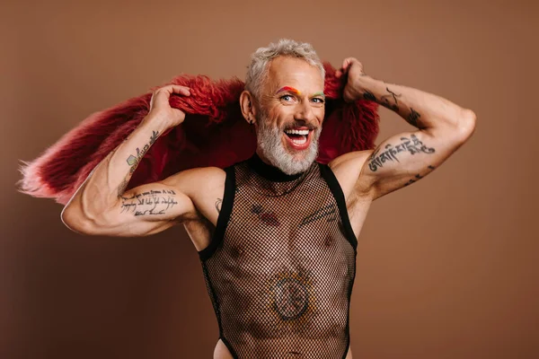 Gökkuşağı Renkli Kaşları Olan Mutlu Transseksüel Adam Kahverengi Arka Planda — Stok fotoğraf