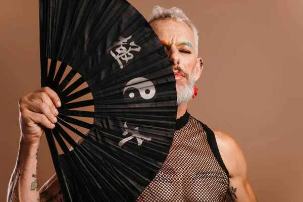 Barbuto Maturo Gay Uomo Con Colorato Sopracciglia Copertura Metà Faccia — Foto Stock