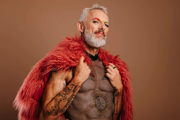 Gammal Homosexuell Man Med Regnbågsfärgade Ögonbryn Bär Fluffig Rock Mot — Stockfoto