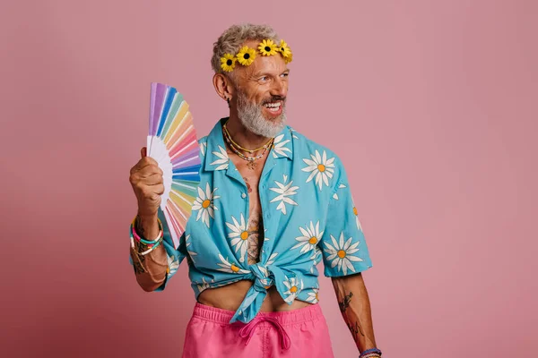 Elegante Maduro Gay Homem Floral Grinalda Acenando Mão Sorrindo Contra — Fotografia de Stock