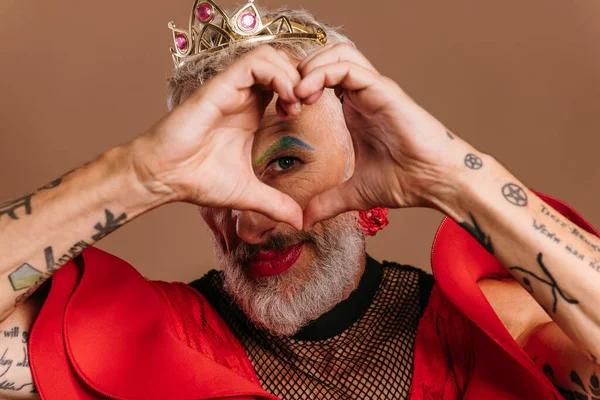 Maduro Gay Homem Com Coroa Cabeça Gesturing Coração Forma Contra — Fotografia de Stock