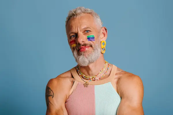 Retrato Maduro Gay Homem Com Arco Íris Bandeira Make Olhando — Fotografia de Stock