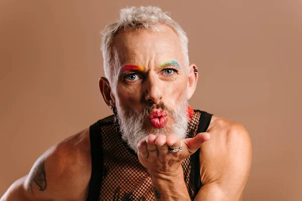Retrato Barbudo Hombre Gay Maduro Con Maquillaje Soplando Beso Contra — Foto de Stock