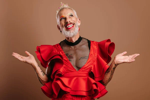 Šťastný Gay Muž Korunou Hlavě Nosí Krásné Červené Šaty Gestikuluje — Stock fotografie