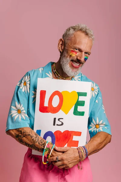 Allegro Maturo Gay Uomo Con Arcobaleno Bandiera Make Tenendo Colorato — Foto Stock
