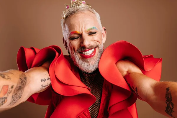 Šťastný Zralý Gay Muž Krásných Červených Šatech Roztahuje Ruce Kameru — Stock fotografie