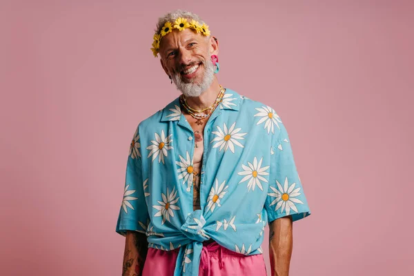 Happy Senior Man Stylish Shirt Flower Wreath Head Standing Pink — Stock Photo, Image