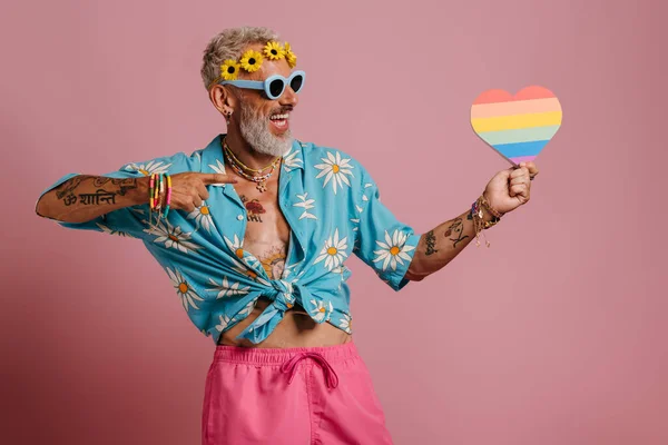 Feliz Maduro Gay Hombre Floral Corona Apuntando Corazón Forma Arco — Foto de Stock
