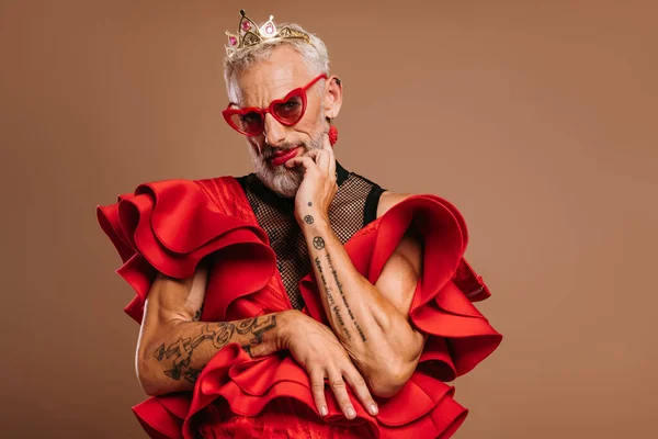 Sebevědomý Zralý Gay Muž Korunou Hlavě Nosí Krásné Červené Šaty — Stock fotografie