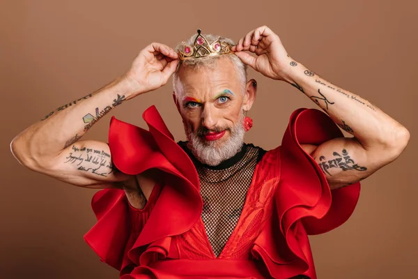 Porträt Eines Selbstbewussten Reifen Schwulen Mannes Schönem Roten Kleid Mit — Stockfoto