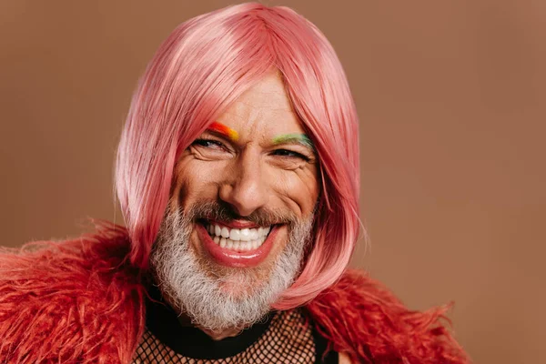 Feliz Maduro Gay Homem Com Arco Íris Colorido Sobrancelhas Vestindo — Fotografia de Stock