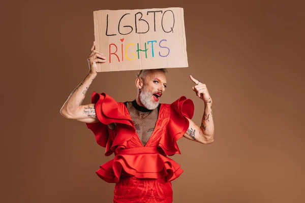 Maturo Gay Uomo Bella Rosso Abito Tenuta Banner Puntando Con — Foto Stock