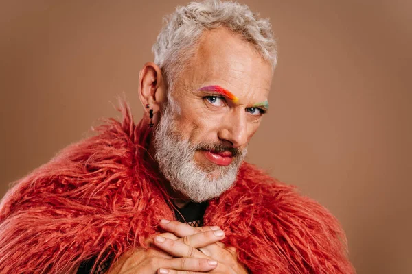 Retrato Maduro Gay Homem Com Arco Íris Colorido Sobrancelhas Vestindo — Fotografia de Stock