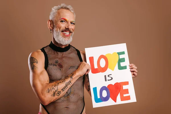 Felice Maturo Gay Uomo Con Arcobaleno Colorato Sopracciglia Tenendo Banner — Foto Stock