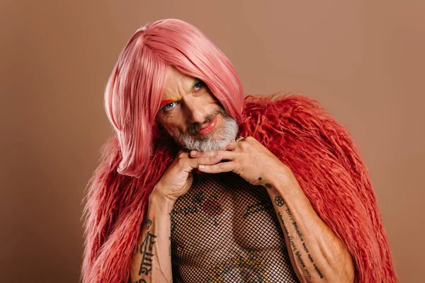 Baard Volwassen Gay Man Roze Pruik Leunend Gezicht Handen Tegen — Stockfoto