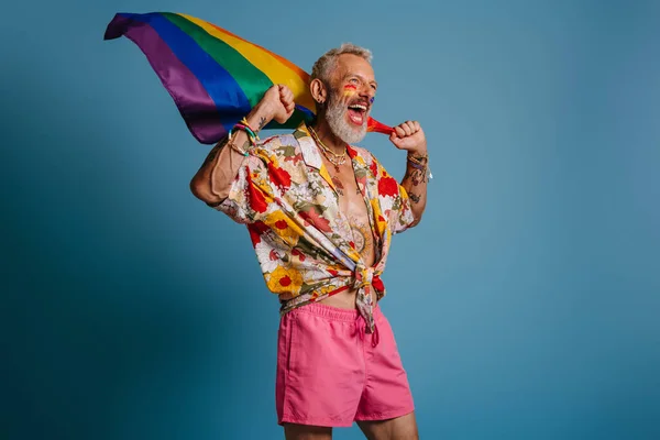 Glad Mogen Homosexuell Man Bär Regnbåge Flagga Och Ler När — Stockfoto