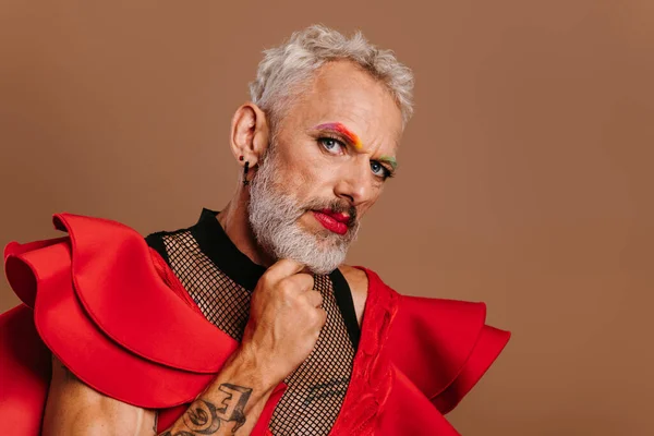 Retrato Hombre Gay Maduro Seguro Vestido Rojo Mirando Cámara Contra —  Fotos de Stock