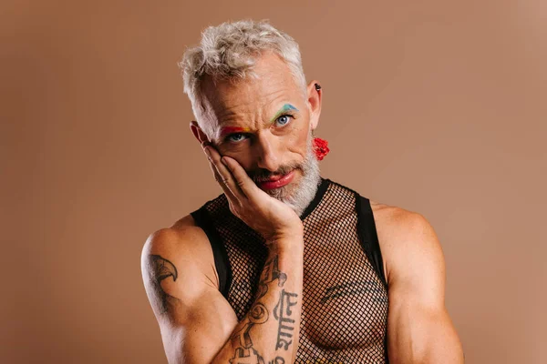 Entediado Maduro Gay Homem Com Arco Íris Colorido Sobrancelhas Tocar — Fotografia de Stock