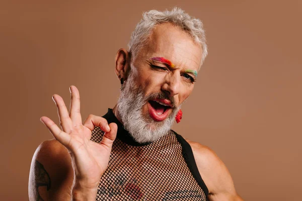 Giocoso Maturo Gay Uomo Con Arcobaleno Colorato Sopracciglia Gesturing Strizzatina — Foto Stock