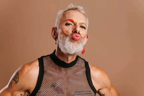 Portrait Homme Gay Mature Barbu Avec Maquillage Soufflant Baiser Tout — Photo