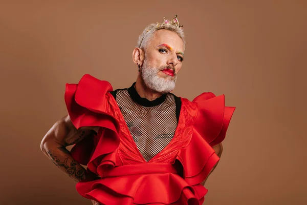 Porträt Eines Selbstbewussten Reifen Schwulen Mannes Schönen Roten Kleid Der — Stockfoto