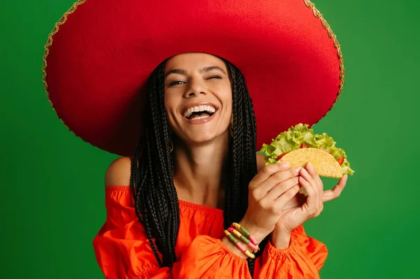 Feliz Joven Mexicana Sombrero Sosteniendo Taco Sonriendo Sobre Fondo Verde — Foto de Stock